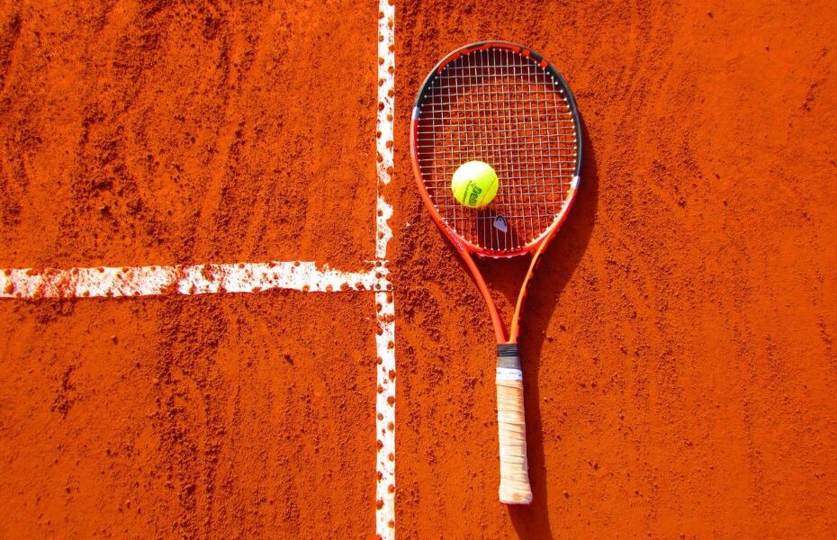 Tennis racket on a clay court (Image: PxHere)
