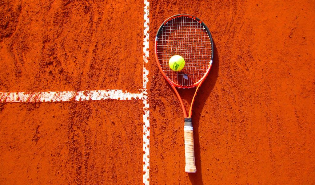 Tennis racket on a clay court (Image: PxHere)