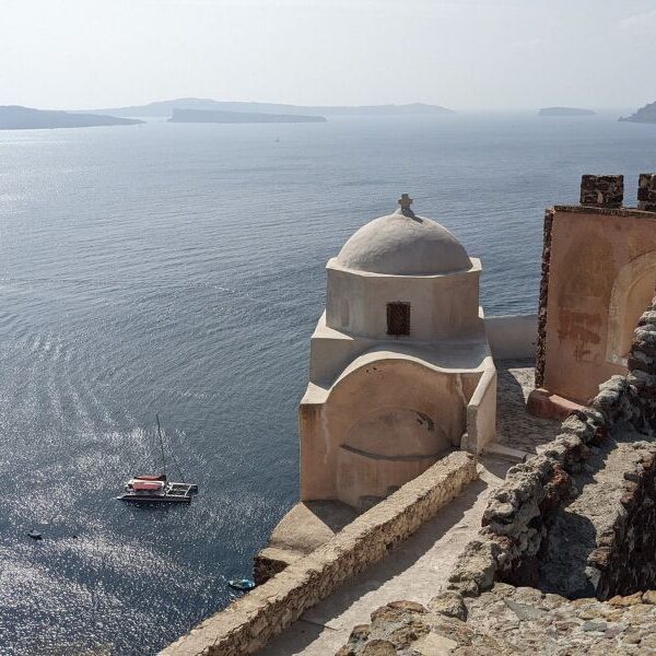 Santorini sports travel guide: Hiking, swimming and wellness on the Greek island
